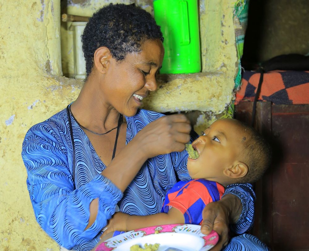 A mother feeds her child a diverse diet