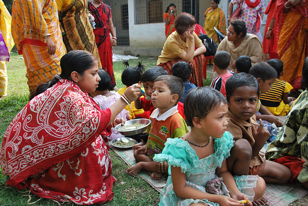 india-children-eating