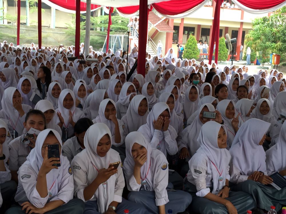 girls on smartphones in Indonesia