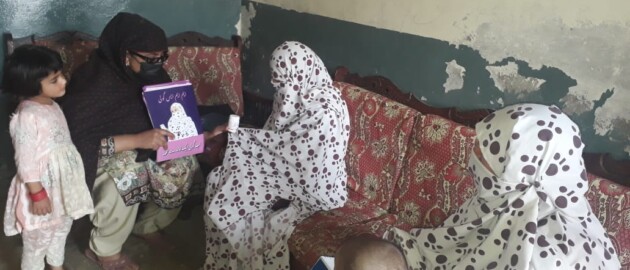 health worker in Pakistan discusses the use of MMS with pregnant woman